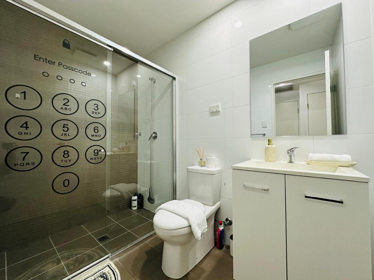 Apartment Jc In Mascot, Parking Available *